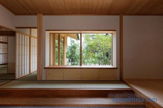 Maison Hiiragi - Maison en forme de U au centre de laquelle se trouve une cour et un arbre généalogique