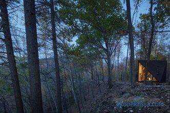 Maison miniature en forme de cristal dans la forêt de Lansville