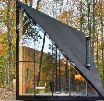 Maison miniature en forme de cristal dans la forêt de Lansville