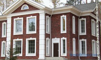 Décoration décorative des angles de la façade, rusta de pierre et matériaux modernes dans la conception des angles de la maison