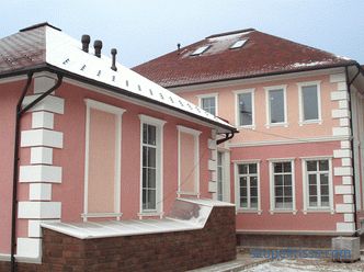 Décoration décorative des angles de la façade, rusta de pierre et matériaux modernes dans la conception des angles de la maison