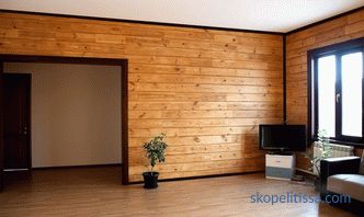 Cloisons dans une maison en bois en bois, murs intérieurs, installation, photo