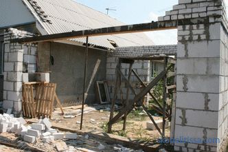 L'extension du garage à la maison en brique: options et règles de construction