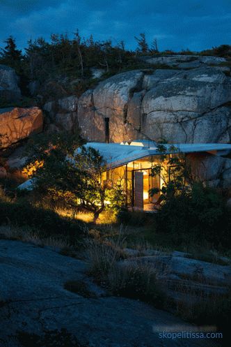 Maison aux murs transparents sur des rivages rocheux ensoleillés à Sandefjord, Norvège