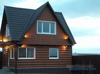 Pignon de toit, pignon en bois, décoration du pignon et du toit en mansarde d'une maison privée