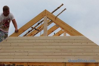 Pignon de toit, pignon en bois, décoration du pignon et du toit en mansarde d'une maison privée