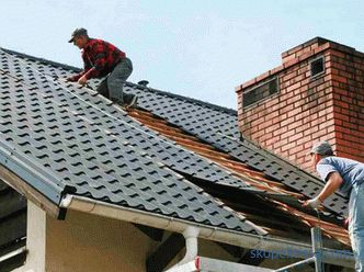 Fermez le toit dans le pays - le prix du travail, combien coûte le blocage du toit dans une maison privée du pays