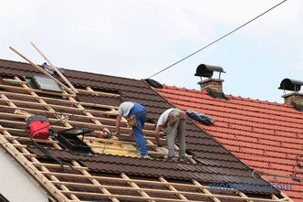 Fermez le toit dans le pays - le prix du travail, combien coûte le blocage du toit dans une maison privée du pays
