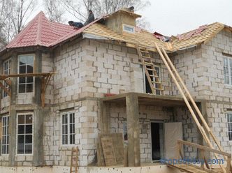 Finition extérieure de la maison avec des blocs de mousse, puis revetez la maison à l'extérieur, terminez la façade avec un revêtement