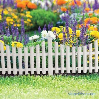 Parterre de fleurs le long de la clôture: les règles de l'aménagement paysager