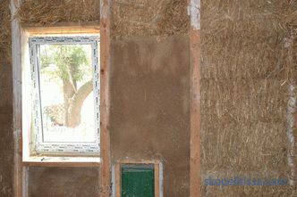 Plâtrage des murs en bois à l'intérieur et à l'extérieur de la maison, comme le plâtrage, la technologie, la photo