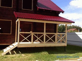 Porche d'une maison de campagne en bois à faire soi-même: idées et photos