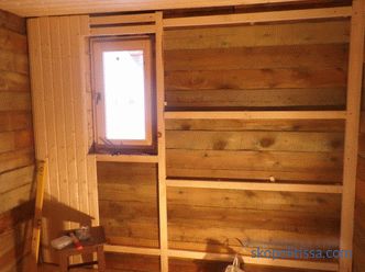 Lambris muraux clins dans une maison en bois, comment rhabiller la maison à l'intérieur, photo