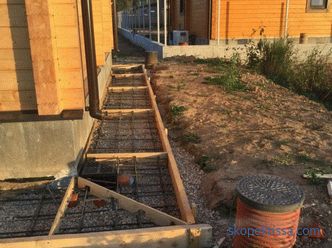 Pose de dalles sur le revêtement de béton - la technologie des opérations de construction