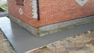 Pose de dalles sur le revêtement de béton - la technologie des opérations de construction