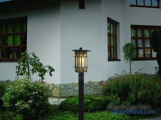 Lanternes et lampadaires de campagne, caractéristiques et subtilités du choix des piliers pour le jardin