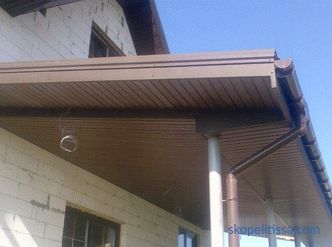 caractéristiques de la construction d'un porche avec un toit