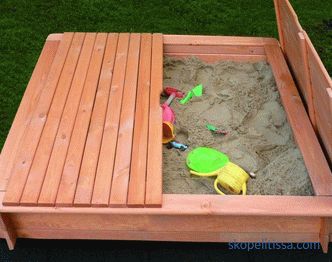 Tout sur les bacs à sable pour enfants avec un toit et leur construction sur un site de campagne